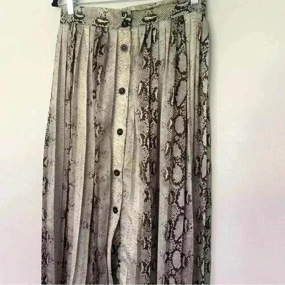 Dress Forum Women's Snakeskin Print Pleated Midi Skirt Size Large - Picture 5 of 14